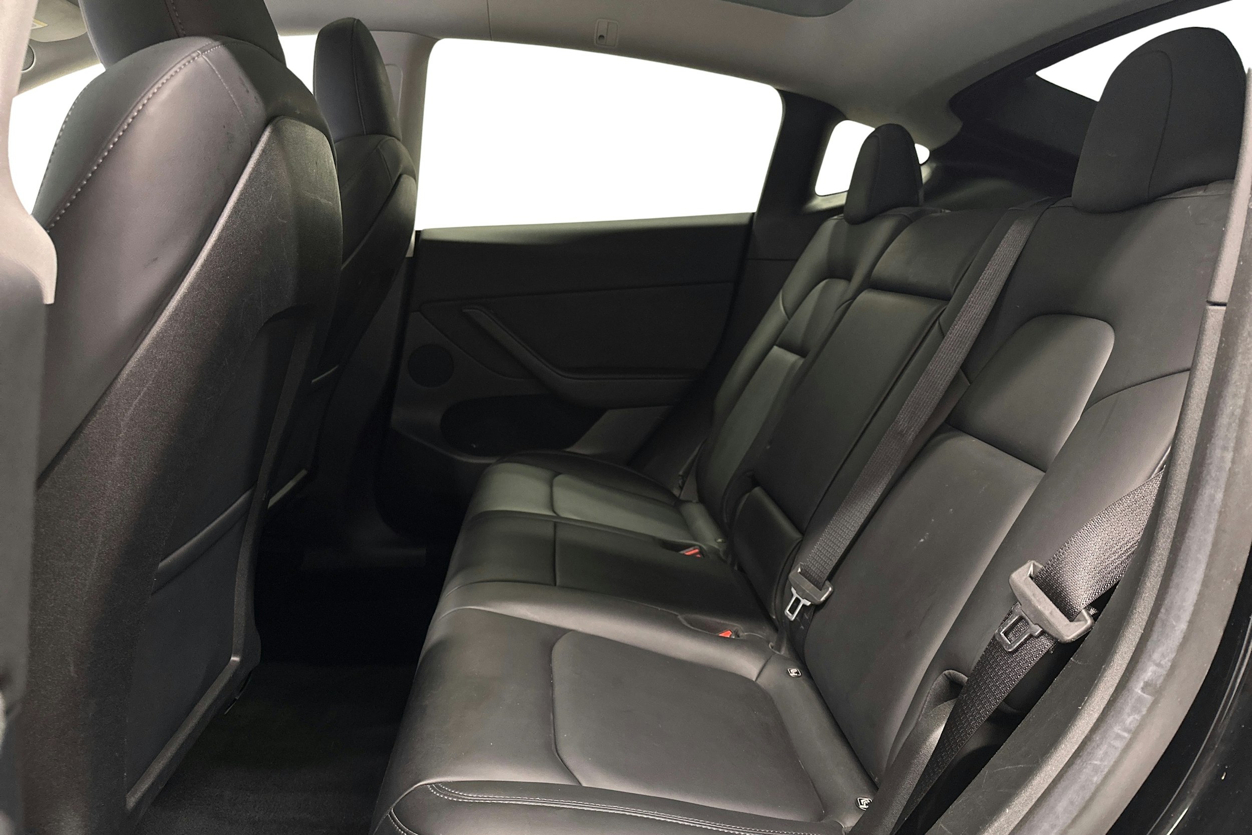 musta Tesla Model Y 2022 kuva 8.
