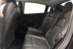 musta Tesla Model Y 2022 kuva 8.