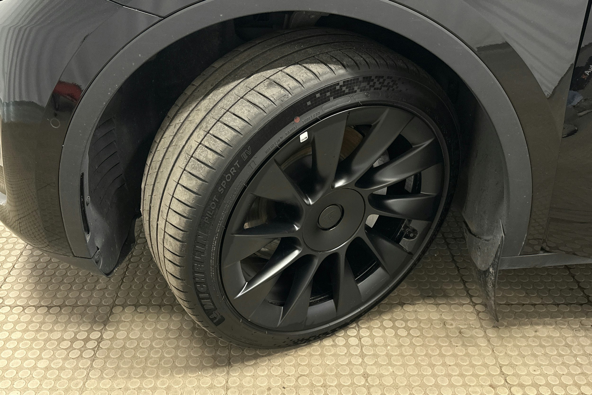 musta Tesla Model Y 2022 kuva 10.
