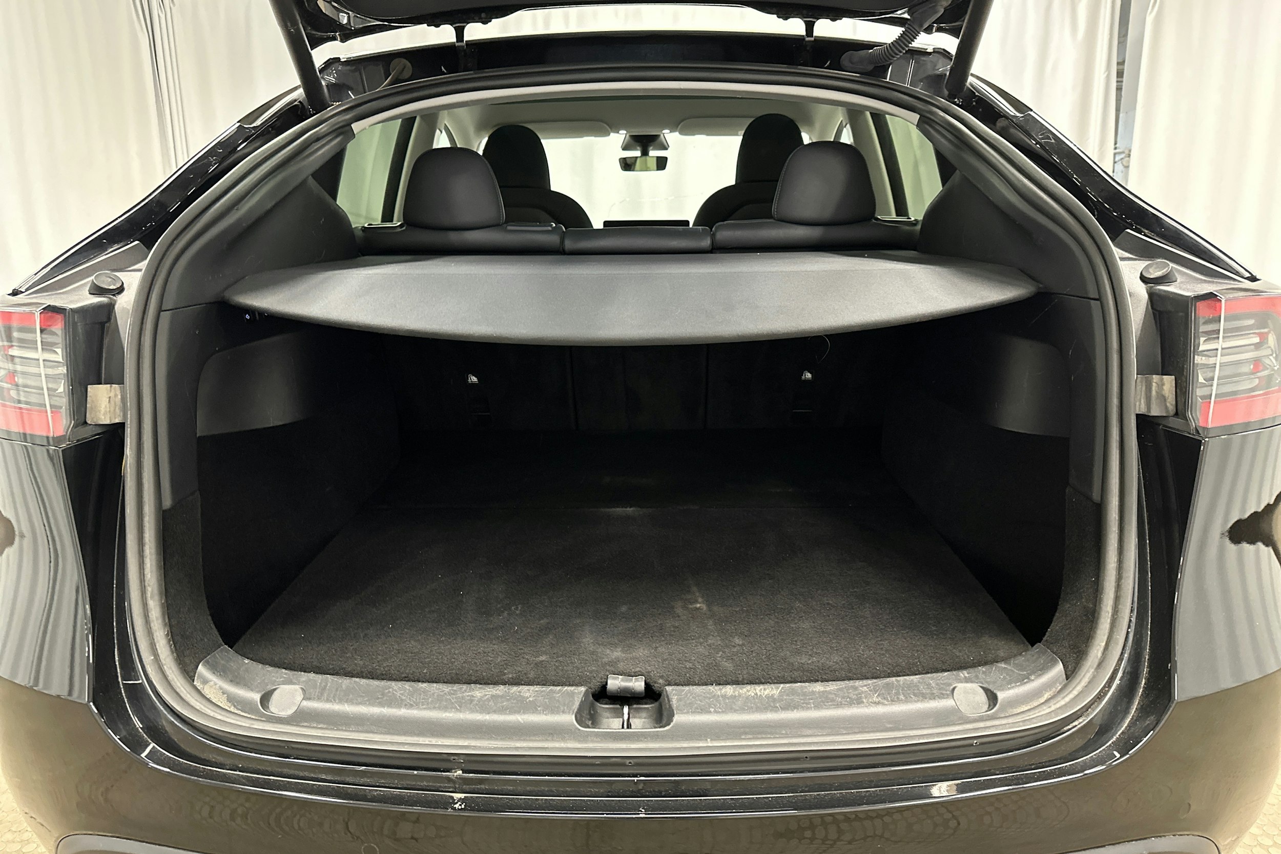 musta Tesla Model Y 2022 kuva 11.
