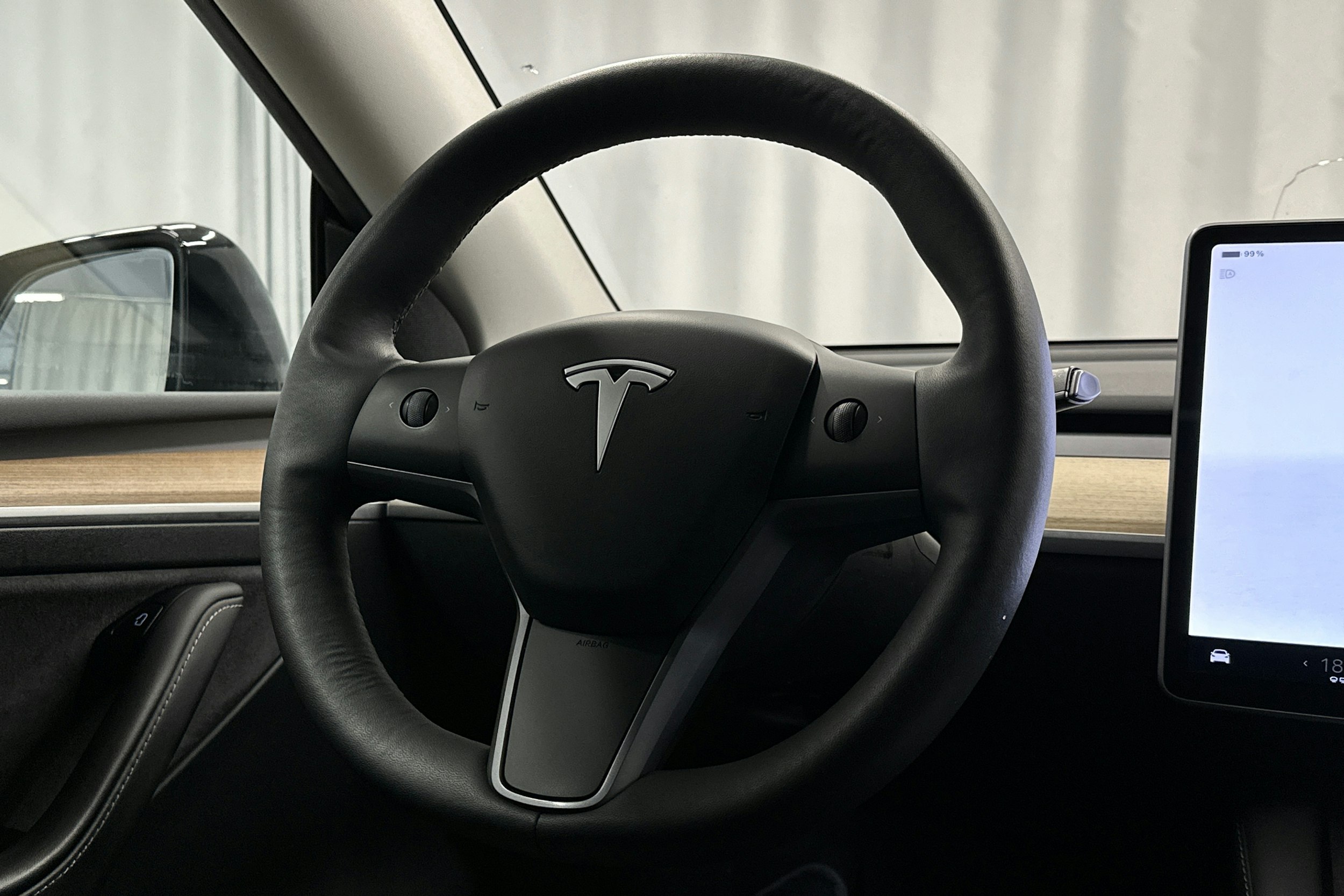 musta Tesla Model Y 2022 kuva 12.