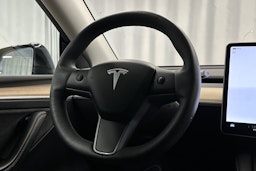 musta Tesla Model Y 2022 kuva 12.