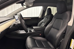 musta Tesla Model Y 2022 kuva 14.