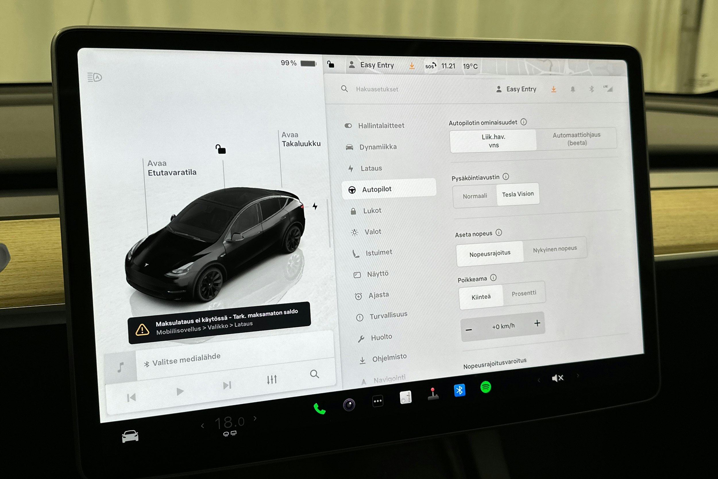 musta Tesla Model Y 2022 kuva 18.