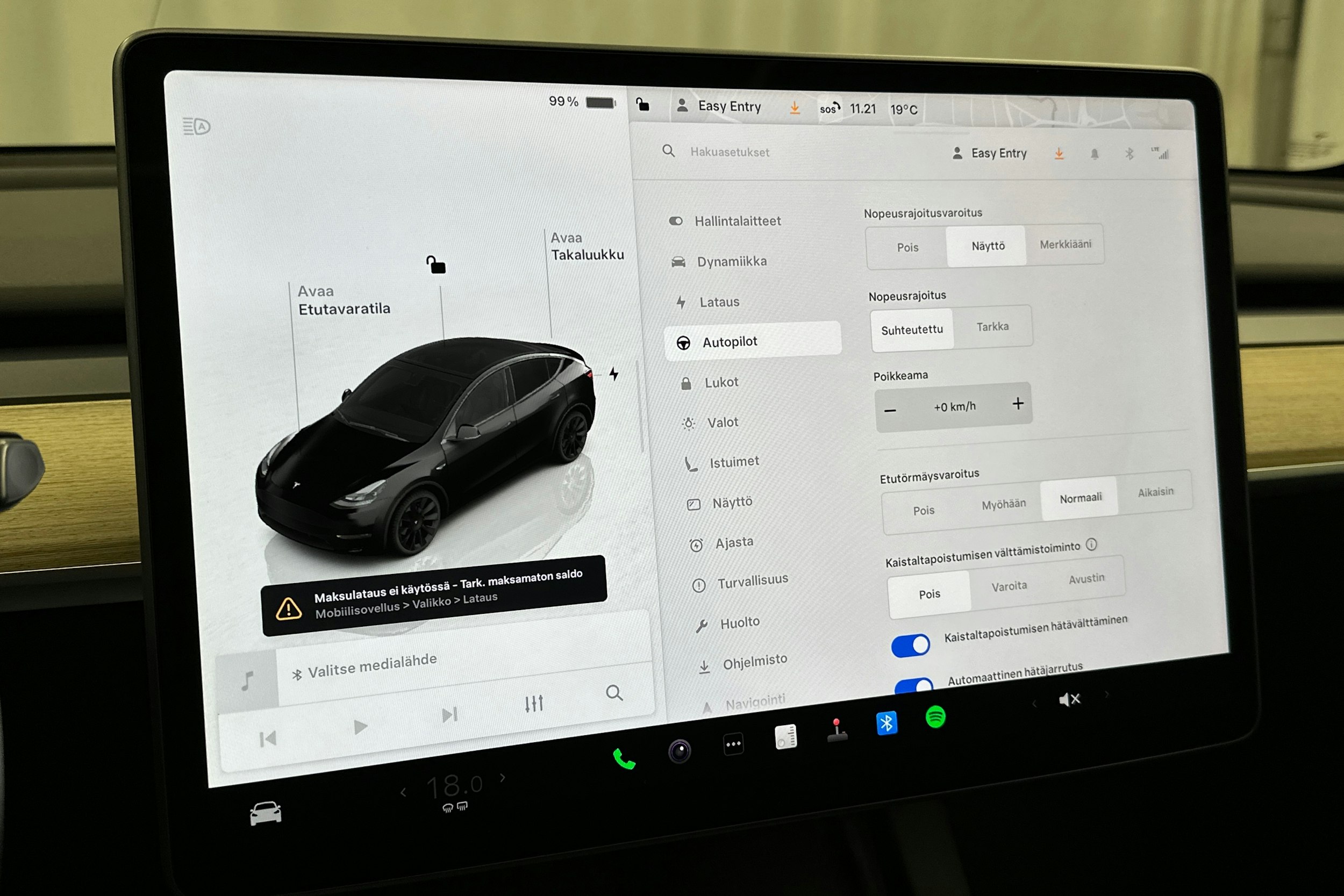 musta Tesla Model Y 2022 kuva 19.