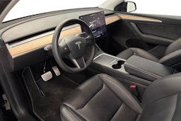 musta Tesla Model Y 2022 kuva 7.