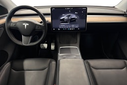 musta Tesla Model Y 2022 kuva 9.