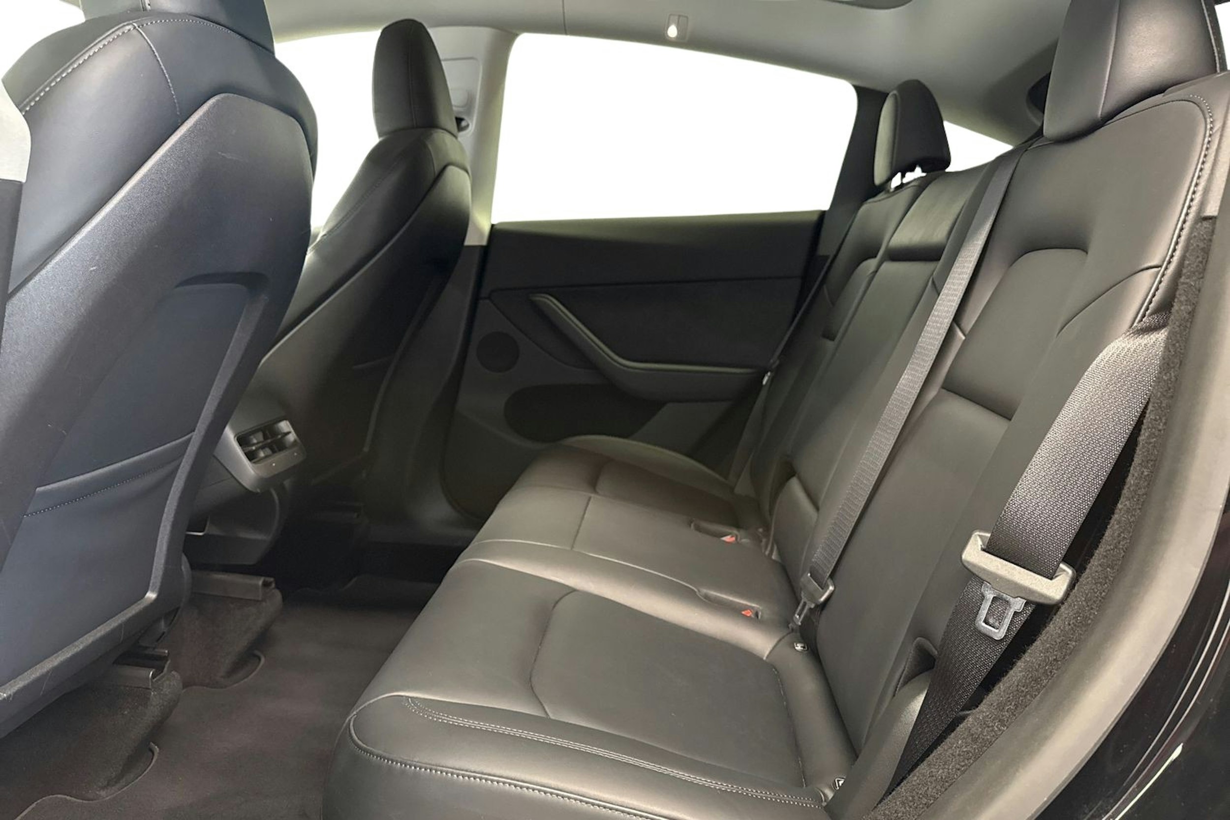 musta Tesla Model Y 2022 kuva 10.