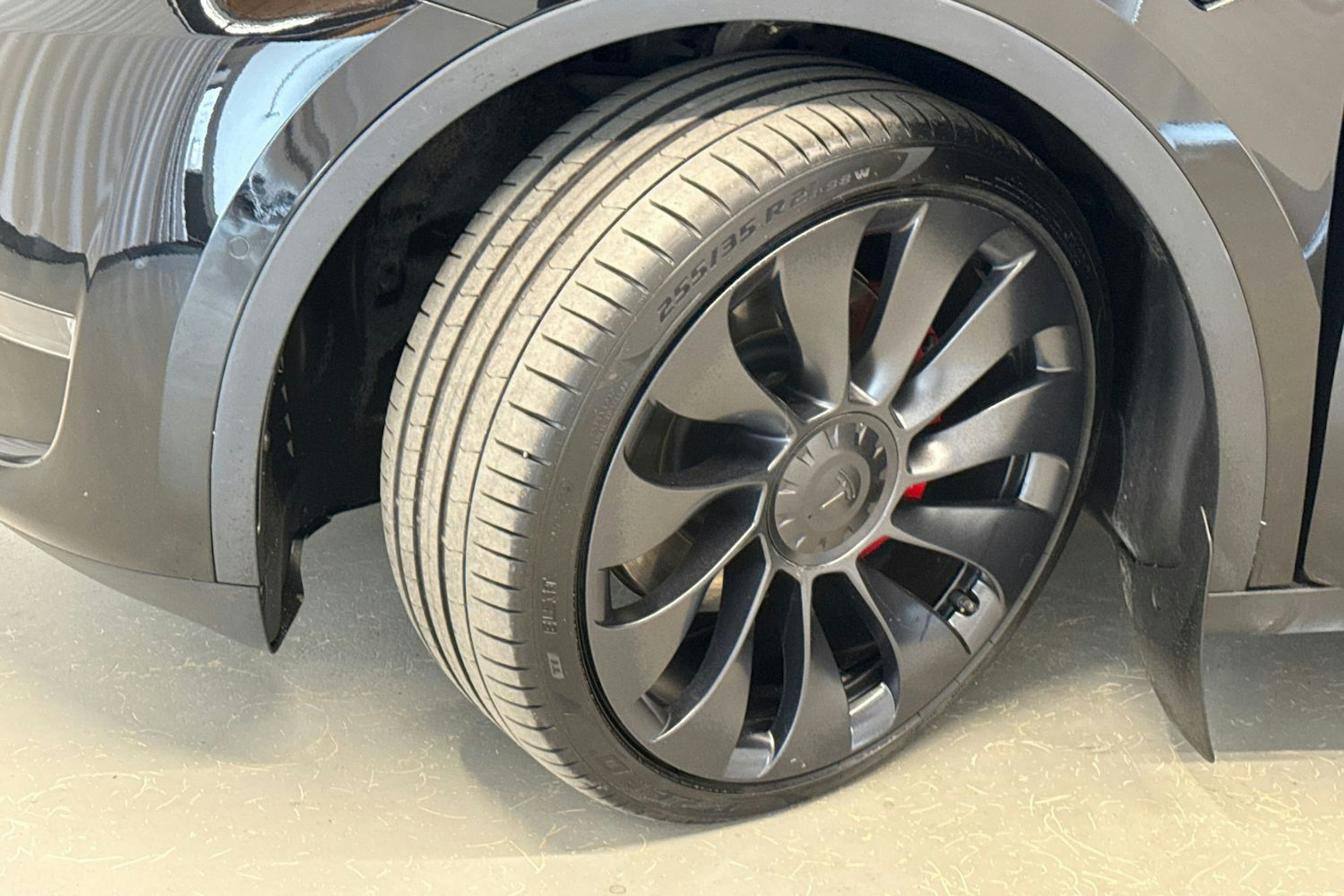 musta Tesla Model Y 2022 kuva 13.