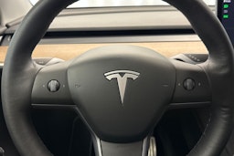 musta Tesla Model Y 2022 kuva 14.