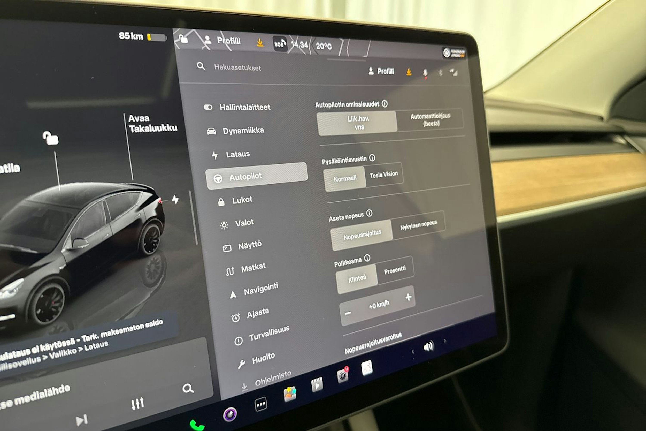 musta Tesla Model Y 2022 kuva 16.