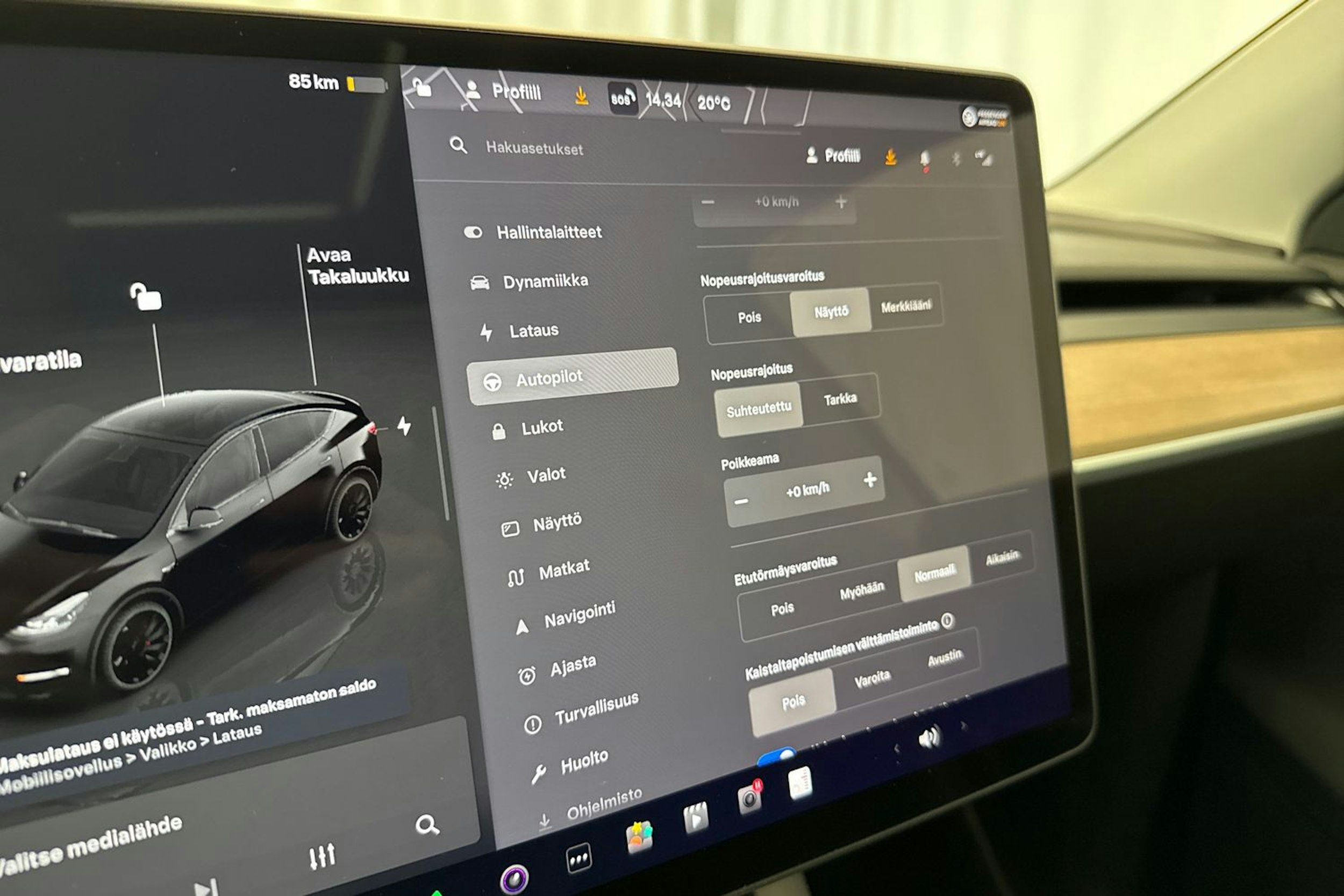 musta Tesla Model Y 2022 kuva 17.