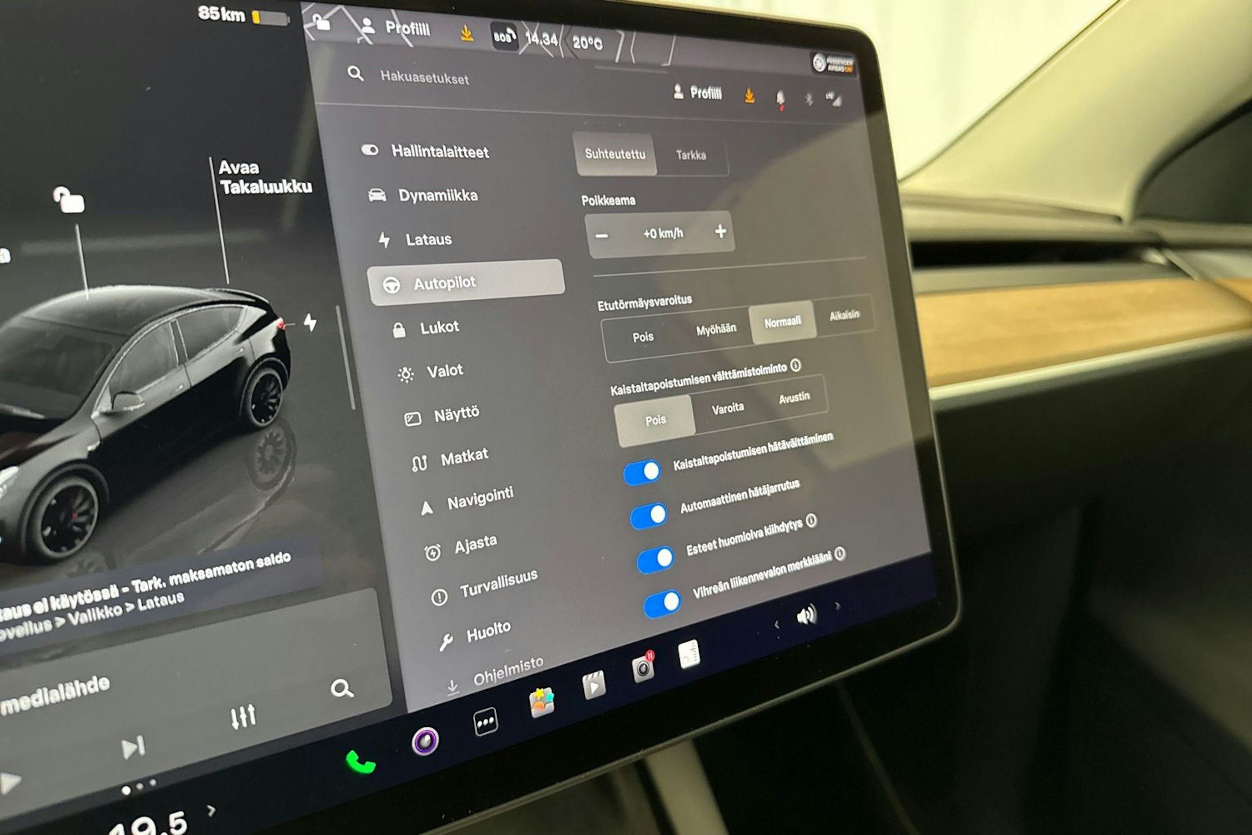 musta Tesla Model Y 2022 kuva 18.