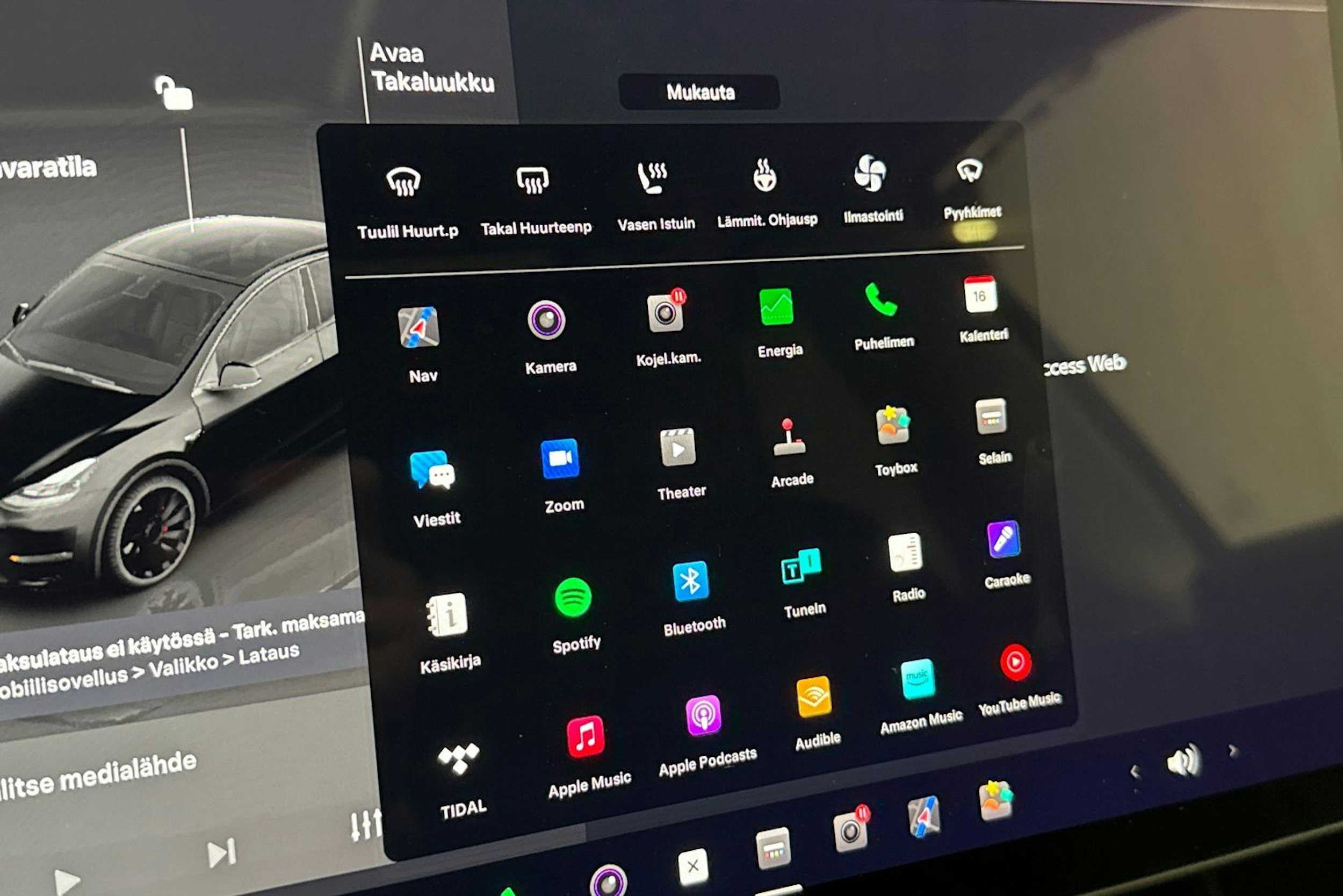 musta Tesla Model Y 2022 kuva 22.