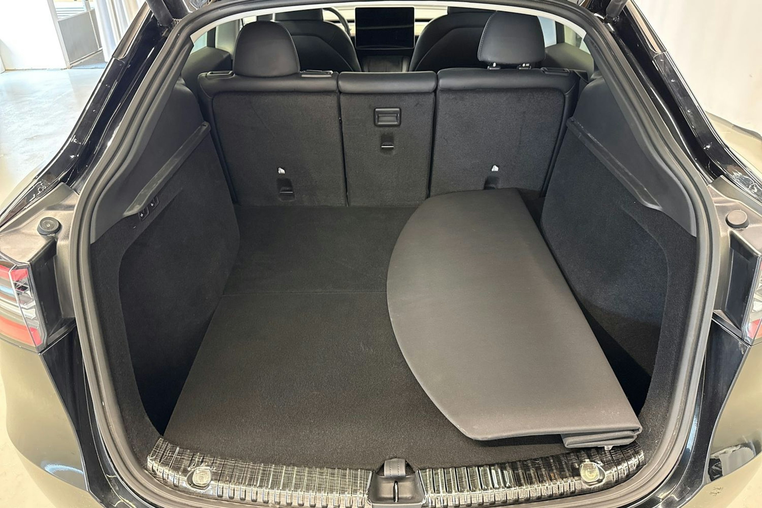 musta Tesla Model Y 2022 kuva 25.