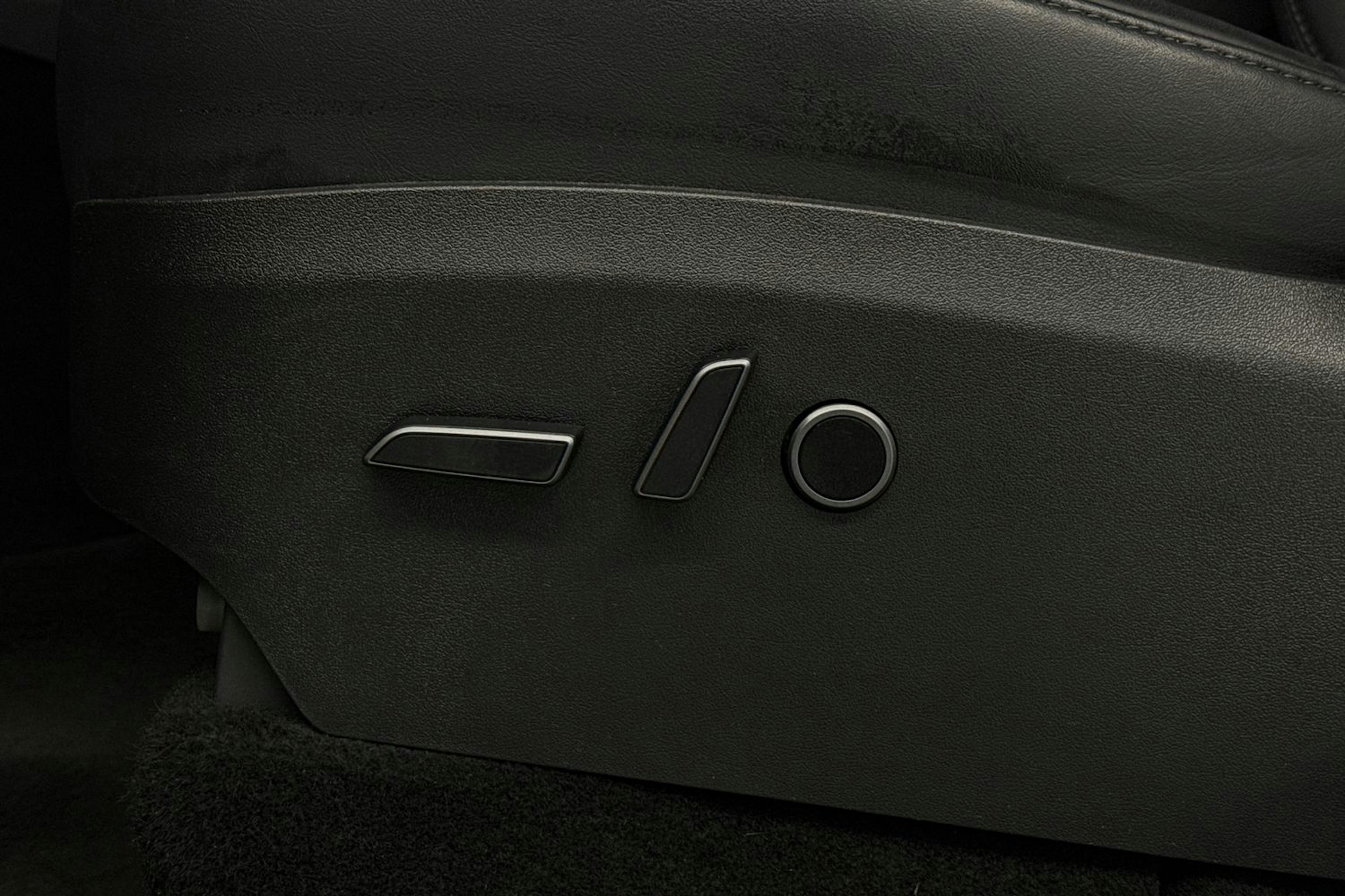 musta Tesla Model Y 2022 kuva 26.