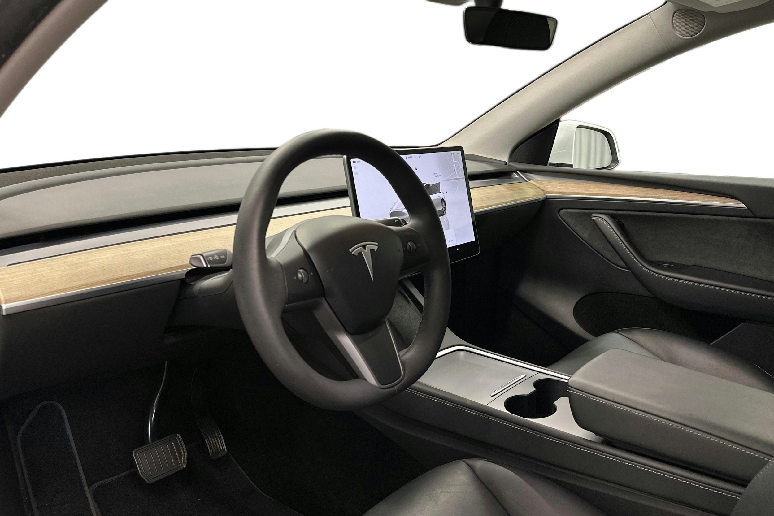 valkoinen Tesla Model Y 2022 kuva 6.