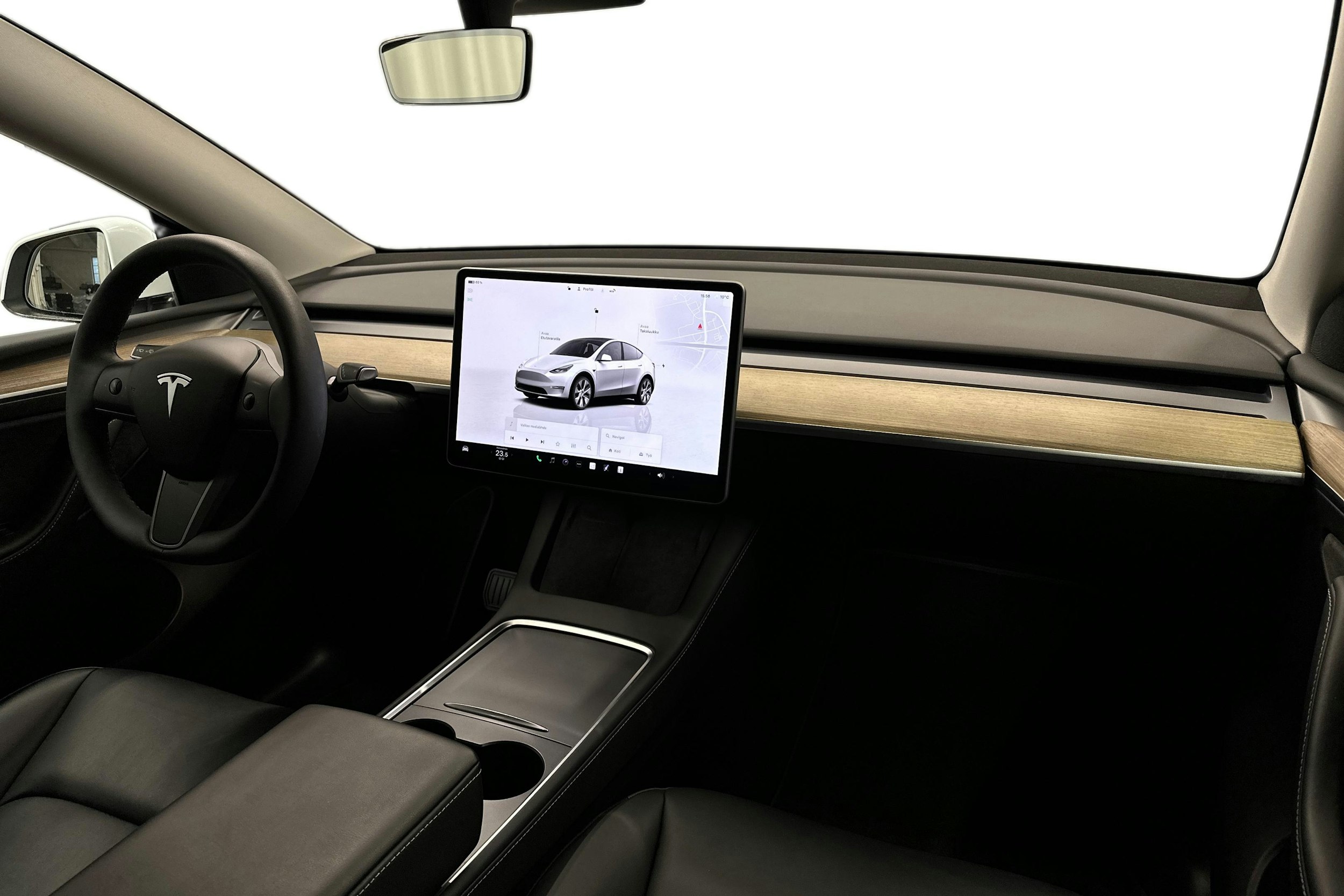 valkoinen Tesla Model Y 2022 kuva 7.