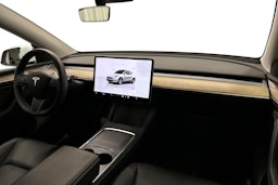 valkoinen Tesla Model Y 2022 kuva 7.