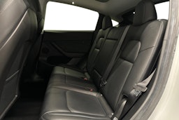 valkoinen Tesla Model Y 2022 kuva 8.