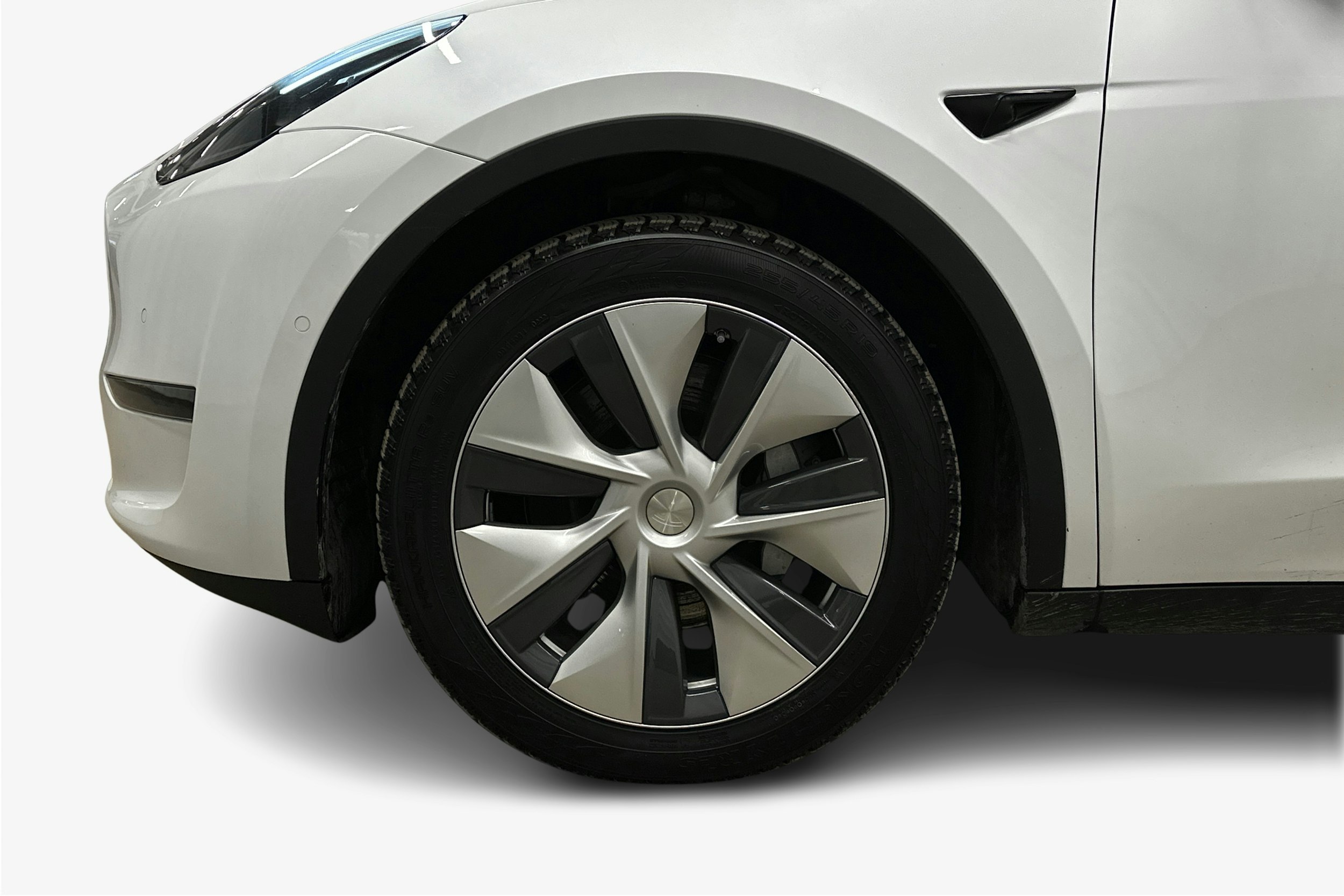 valkoinen Tesla Model Y 2022 kuva 9.