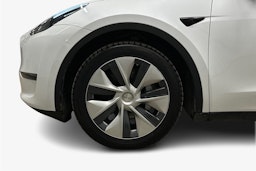 valkoinen Tesla Model Y 2022 kuva 9.