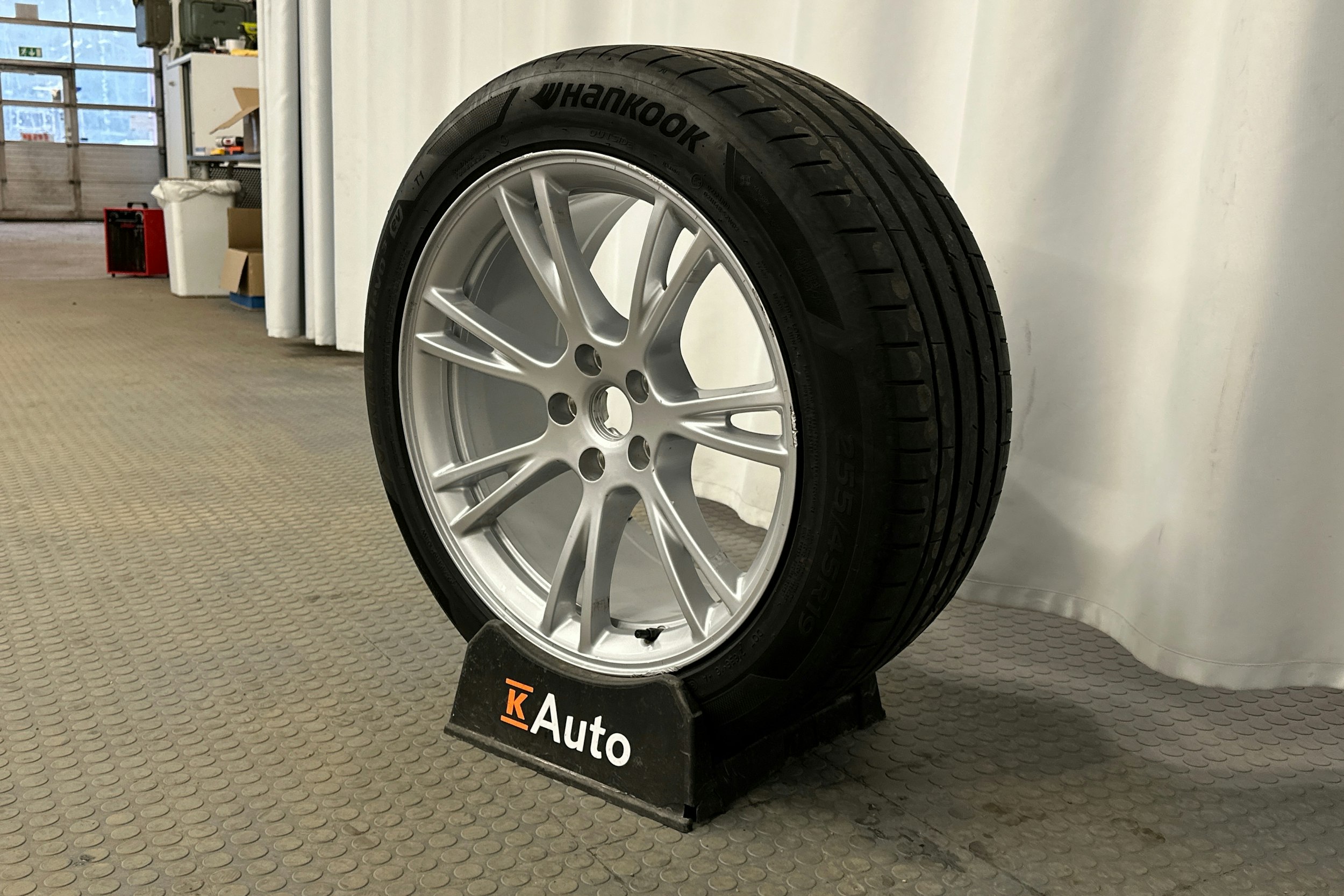 valkoinen Tesla Model Y 2022 kuva 10.