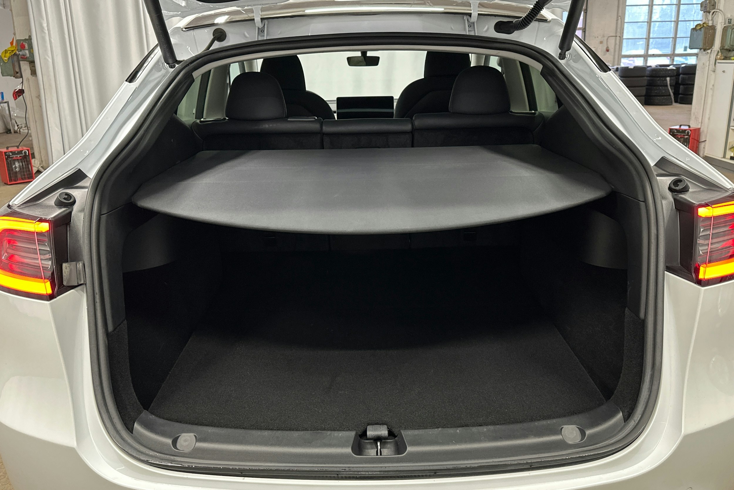 valkoinen Tesla Model Y 2022 kuva 11.