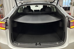 valkoinen Tesla Model Y 2022 kuva 11.