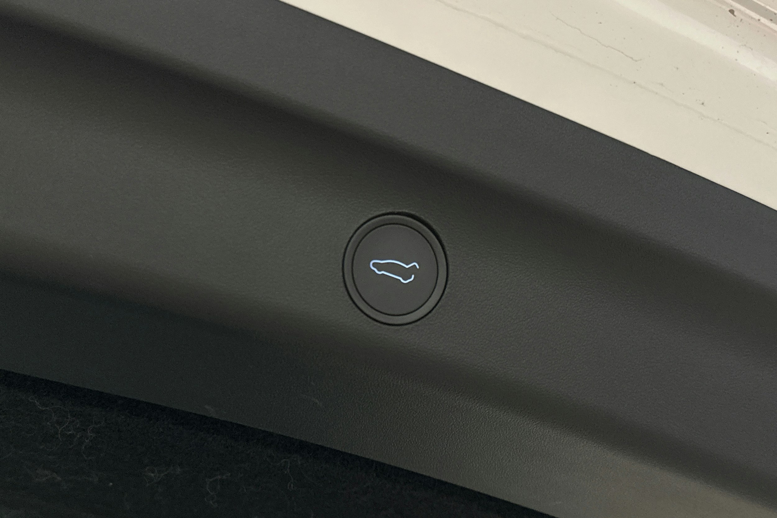 valkoinen Tesla Model Y 2022 kuva 12.