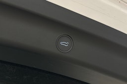 valkoinen Tesla Model Y 2022 kuva 12.