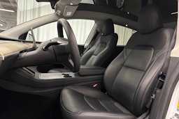 valkoinen Tesla Model Y 2022 kuva 14.