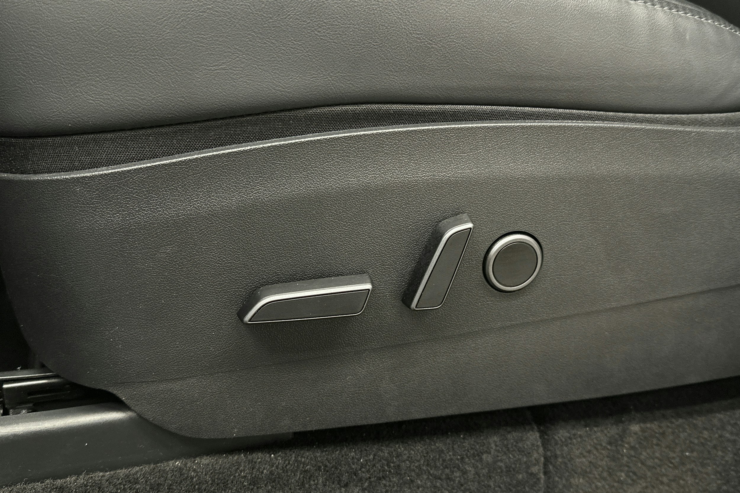 valkoinen Tesla Model Y 2022 kuva 15.