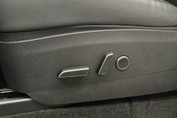 valkoinen Tesla Model Y 2022 kuva 15.