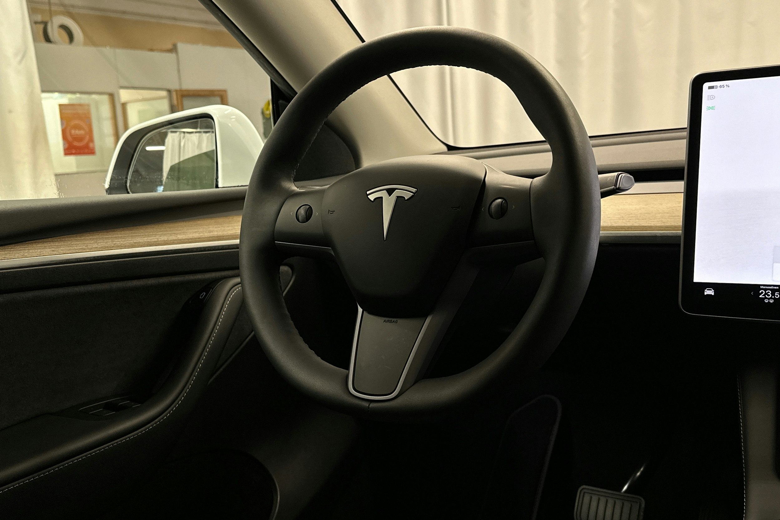 valkoinen Tesla Model Y 2022 kuva 16.