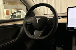 valkoinen Tesla Model Y 2022 kuva 16.