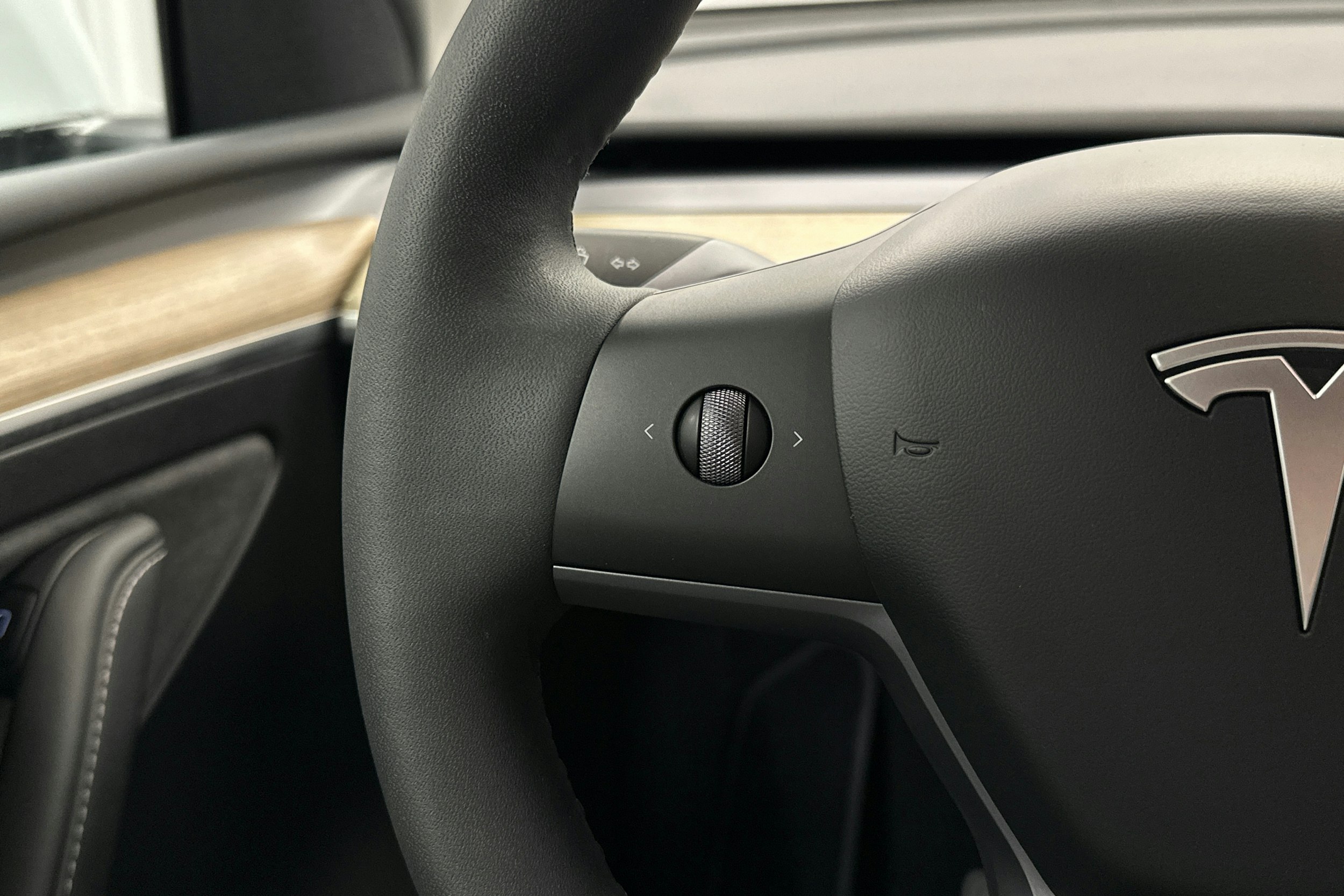 valkoinen Tesla Model Y 2022 kuva 17.