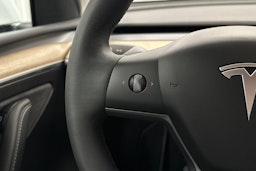 valkoinen Tesla Model Y 2022 kuva 17.