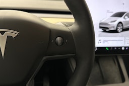 valkoinen Tesla Model Y 2022 kuva 18.