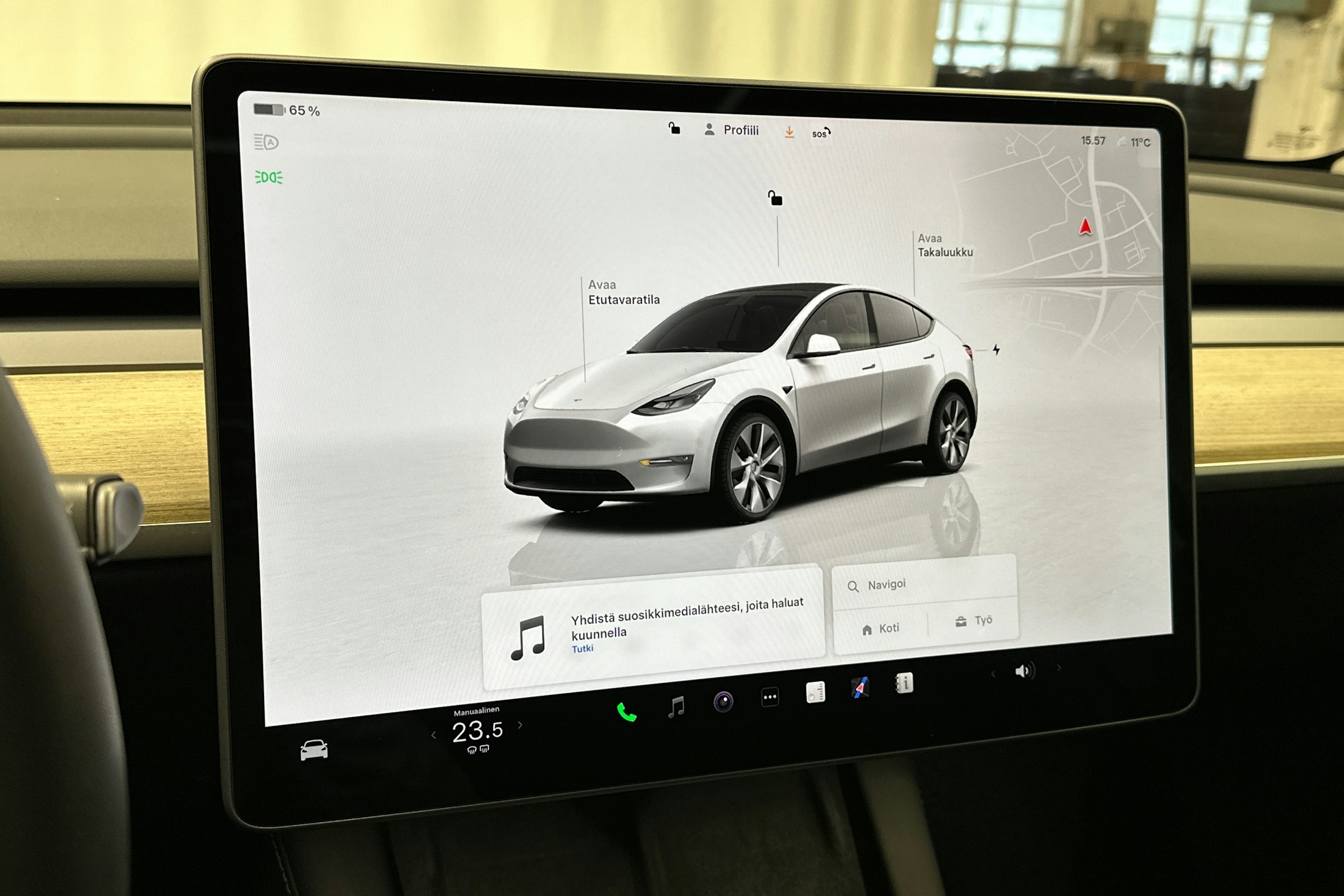 valkoinen Tesla Model Y 2022 kuva 19.