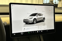 valkoinen Tesla Model Y 2022 kuva 19.
