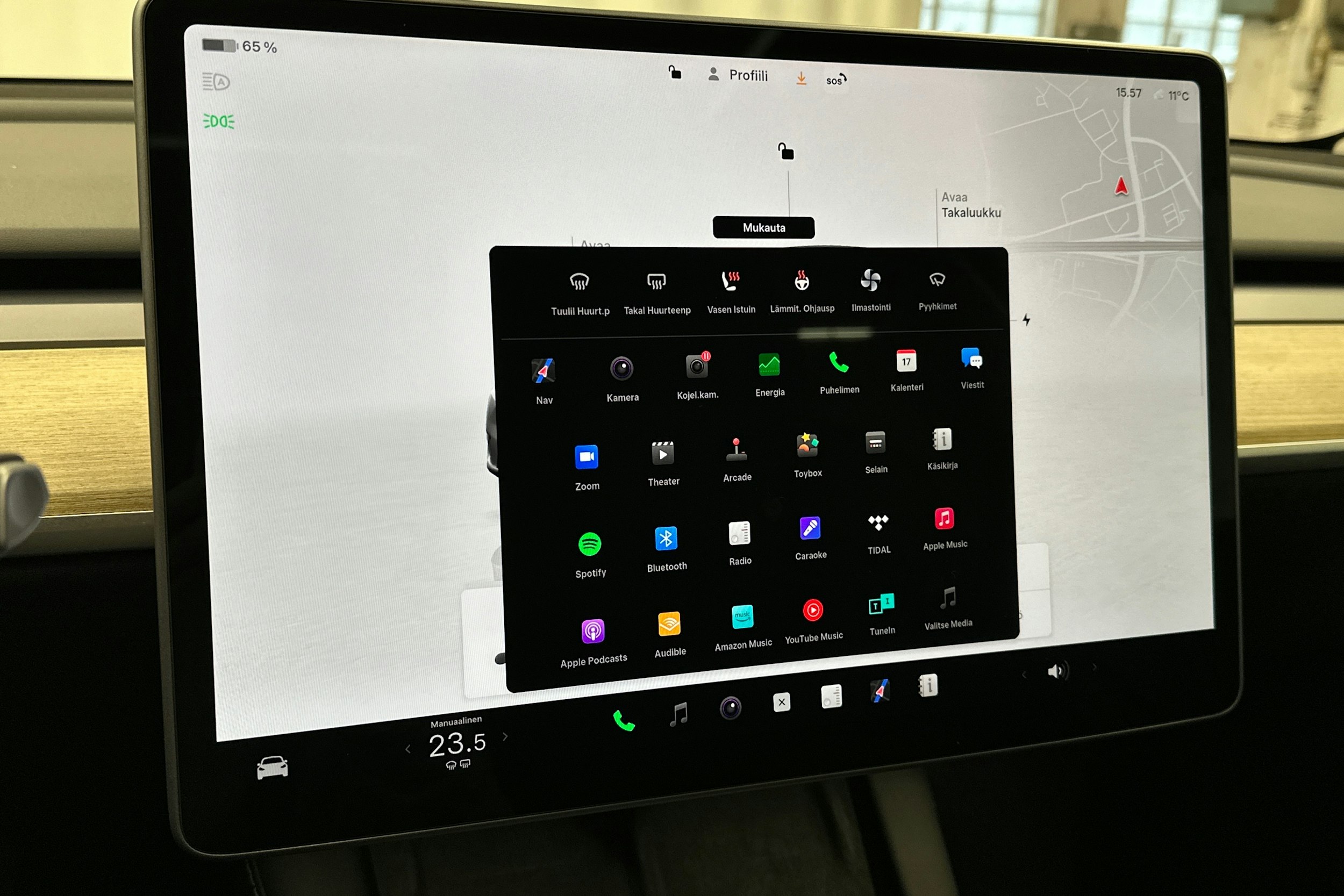 valkoinen Tesla Model Y 2022 kuva 20.