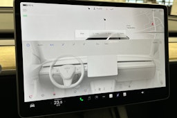 valkoinen Tesla Model Y 2022 kuva 21.
