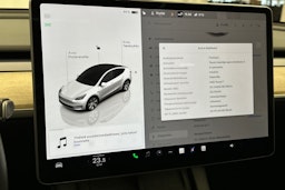 valkoinen Tesla Model Y 2022 kuva 23.