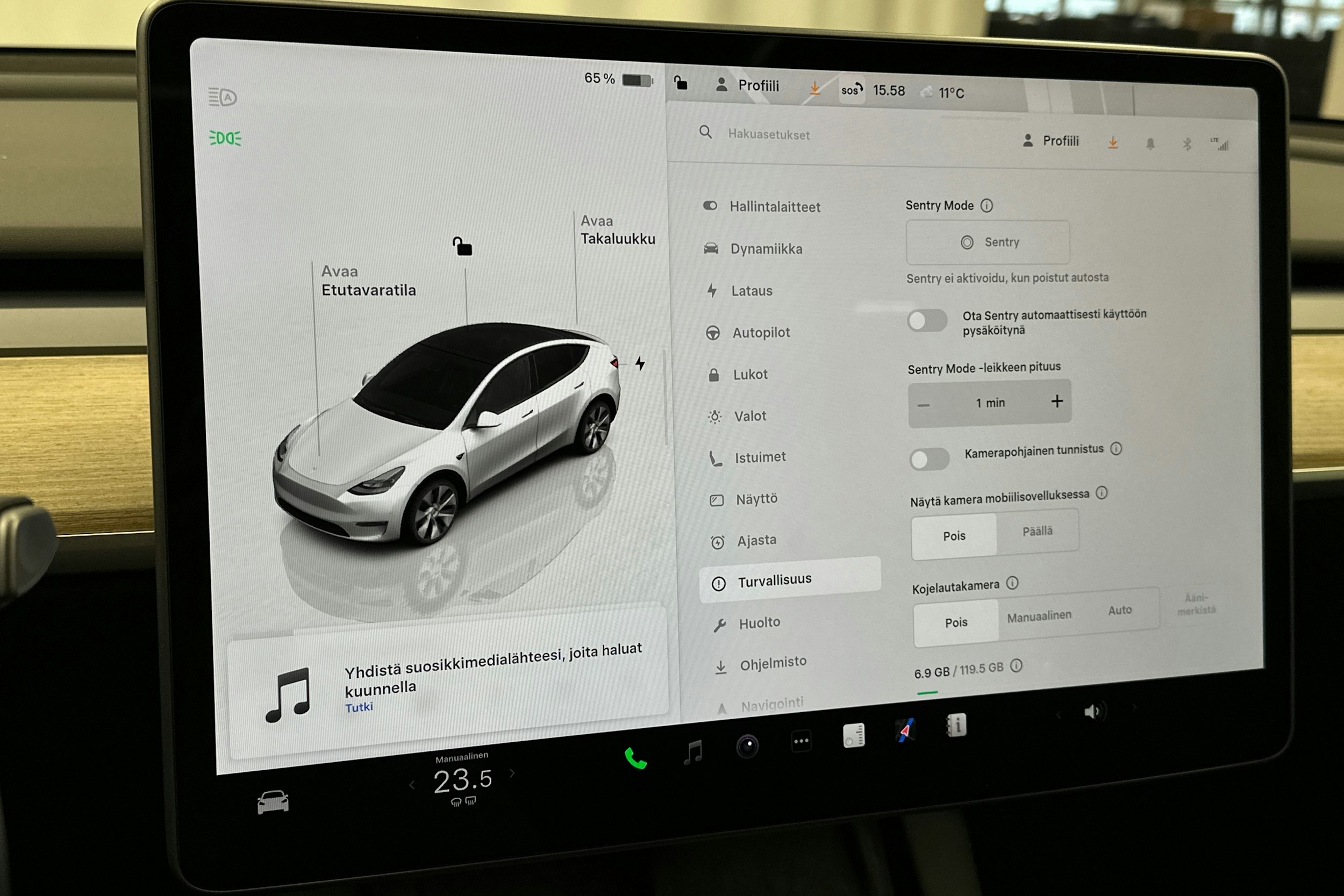 valkoinen Tesla Model Y 2022 kuva 24.