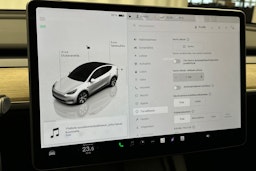 valkoinen Tesla Model Y 2022 kuva 24.