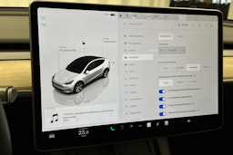valkoinen Tesla Model Y 2022 kuva 25.