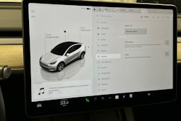 valkoinen Tesla Model Y 2022 kuva 26.