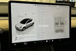 valkoinen Tesla Model Y 2022 kuva 27.