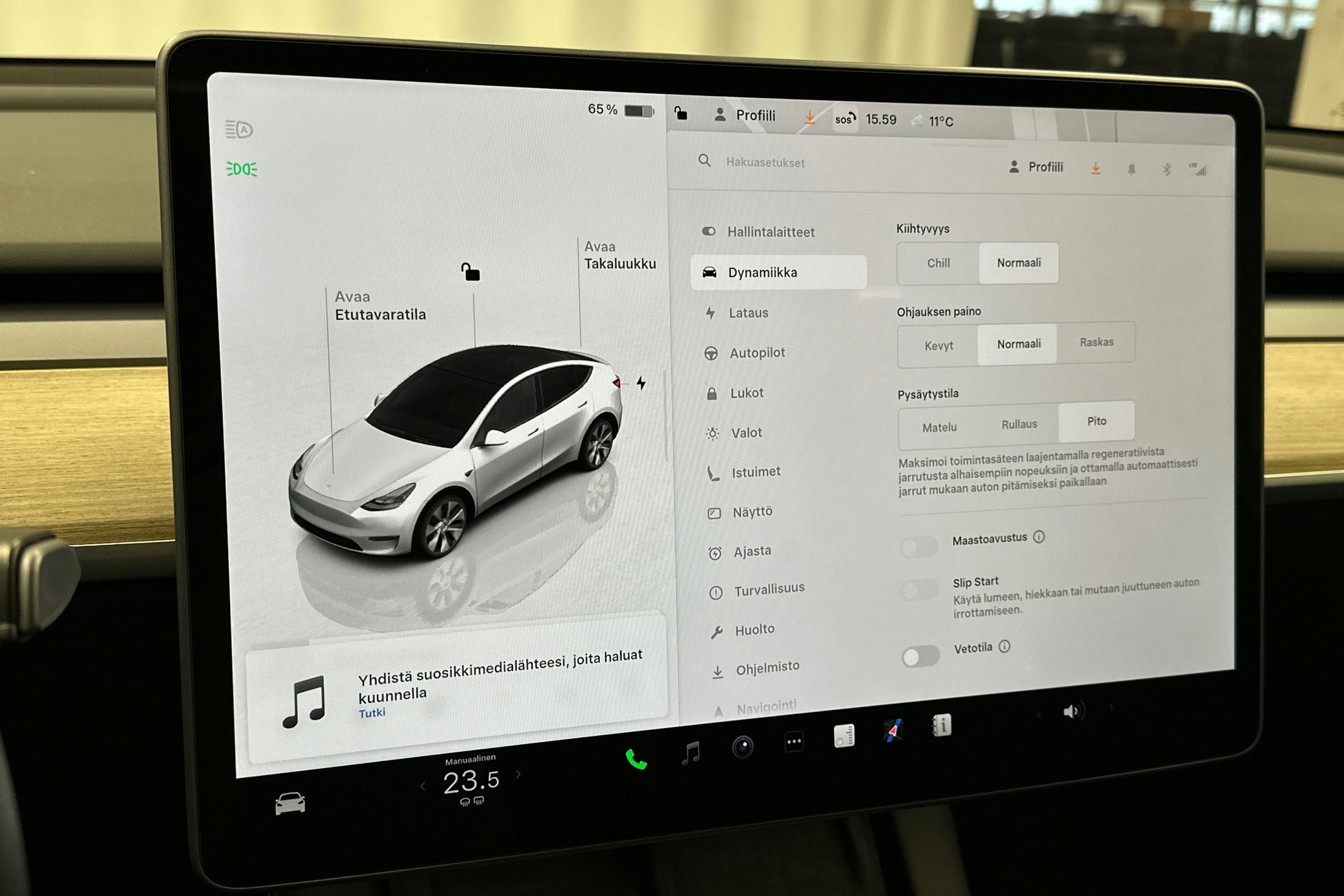 valkoinen Tesla Model Y 2022 kuva 28.